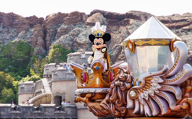 ディズニークリスマスはランドかシーどっちがおすすめ？装飾やショーなど楽しみ方を紹介！